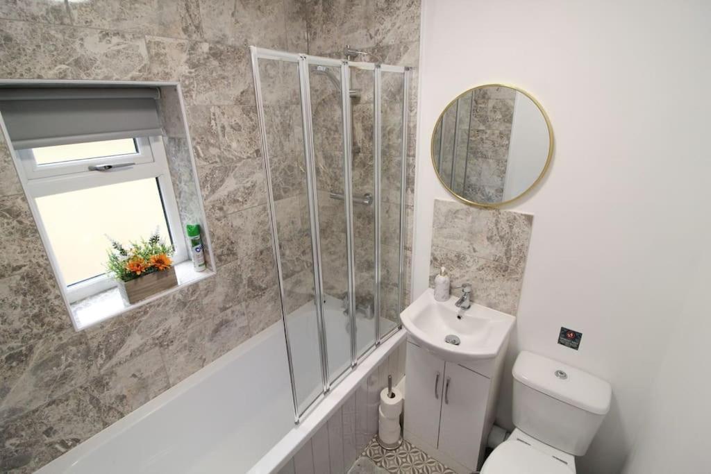 Modern 3 Bed, Contractors Welcome, Bradford Bradford  Exterior foto