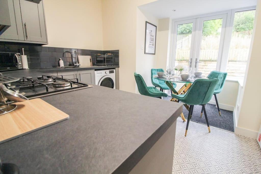 Modern 3 Bed, Contractors Welcome, Bradford Bradford  Exterior foto