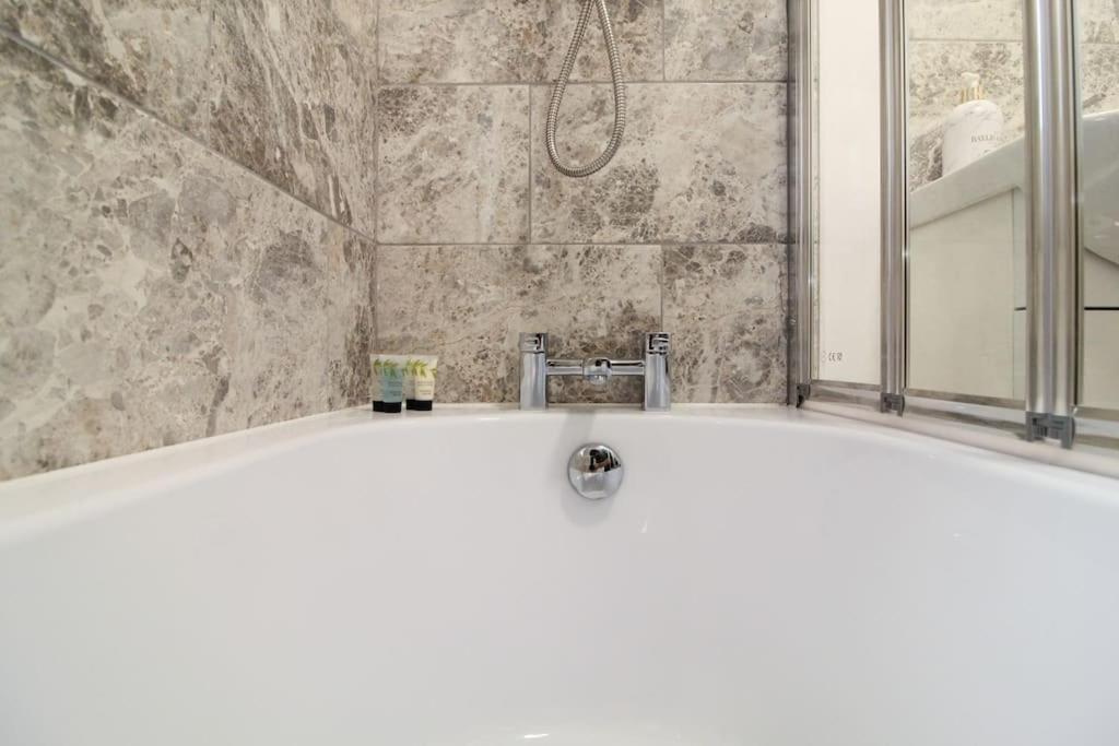 Modern 3 Bed, Contractors Welcome, Bradford Bradford  Exterior foto